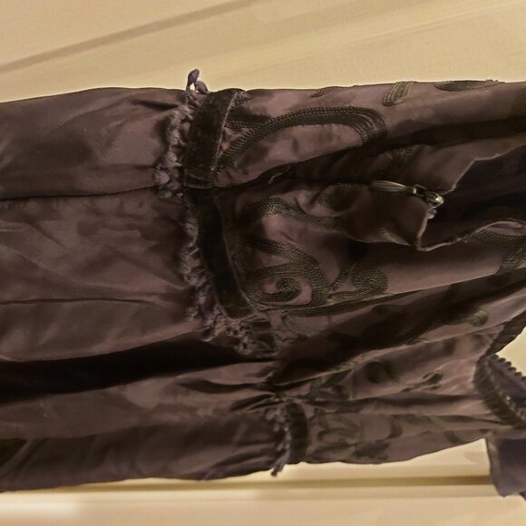 Silk and Velvet in Black - Picture 5 of 6